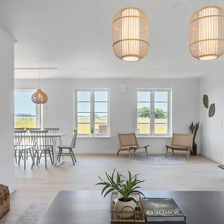 4 Bedroom Amazing In Сasa de vacaciones Asko