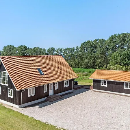 4 Bedroom Amazing In Сasa de vacaciones Asko